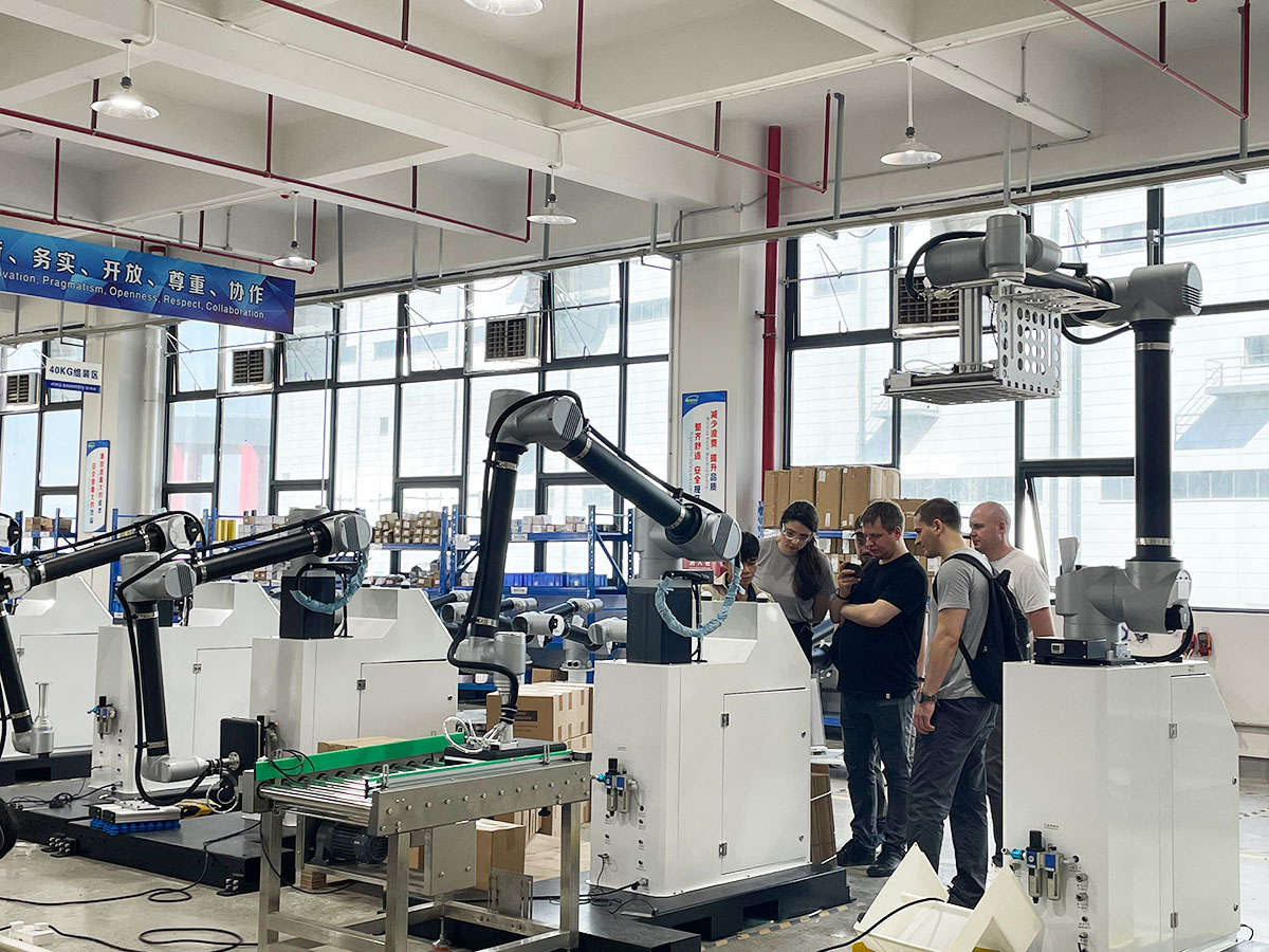 American-customers-made-a-special-trip-to-our-company-to-inspect-and-were-very-surprised-by-the-Collaborative-Palletizing-Workstation.jpg